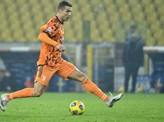 Cristiano Ronaldo trifft gegen Parma Calcio doppelt Cristiano Ronaldo trifft gegen Parma Calcio doppelt