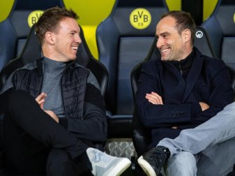 Sitzt laut Vorstandsboss Oliver Mintzlaff (r) auch im nächsten Jahr auf der RB- und nicht auf der BVB-Bank: Trainer Julian Nagelsmann. Foto: Guido Kirchner/dpa Sitzt laut Vorstandsboss Oliver Mintzlaff (r) auch im nächsten Jahr auf der RB- und nicht auf der BVB-Bank: Trainer Julian Nagelsmann. Foto: Guido Kirchner/dpa