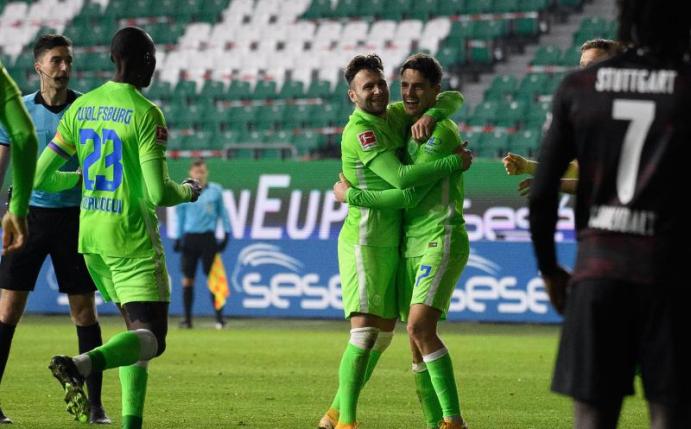 Die Wolfsburger Josip Brekalo (r) und Renato Steffen bejubeln das 1:0. Foto: Swen Pförtner/dpa