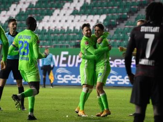 Die Wolfsburger Josip Brekalo (r) und Renato Steffen bejubeln das 1:0. Foto: Swen Pförtner/dpa Die Wolfsburger Josip Brekalo (r) und Renato Steffen bejubeln das 1:0. Foto: Swen Pförtner/dpa