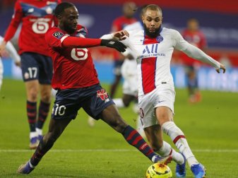 PSGs Layvin Kurzawa (r) im Zweikampf mit Jonathan Ikone vom OSC Lille. Foto: Michel Spingler/AP/dpa