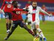 PSGs Layvin Kurzawa (r) im Zweikampf mit Jonathan Ikone vom OSC Lille. Foto: Michel Spingler/AP/dpa