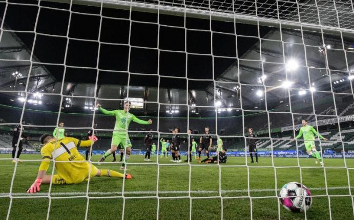 Der Ball landet nach dem Freistoß von Wolfsburgs Josip Brekalo im Tor. Foto: Swen Pförtner/dpa