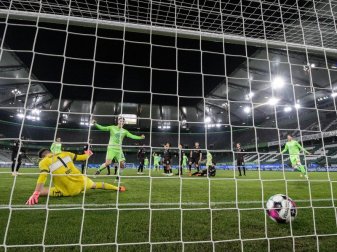 Der Ball landet nach dem Freistoß von Wolfsburgs Josip Brekalo im Tor. Foto: Swen Pförtner/dpa Der Ball landet nach dem Freistoß von Wolfsburgs Josip Brekalo im Tor. Foto: Swen Pförtner/dpa