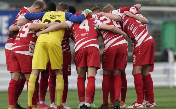 Die Würzburger Kickers mussten trotz einiger Quarantäne-Fälle bei Darmstadt 98 antreten. Foto: Thomas Frey/dpa
