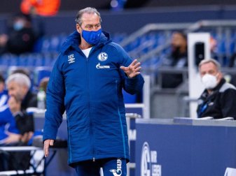 Muss mit Schalke im DFB-Pokal gegen Viertligist Ulm ran: Interimstrainer Huub Stevens. Foto: Guido Kirchner/dpa Muss mit Schalke im DFB-Pokal gegen Viertligist Ulm ran: Interimstrainer Huub Stevens. Foto: Guido Kirchner/dpa