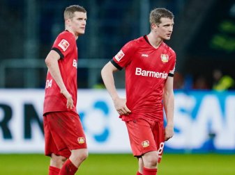 Beenden nach der Saison ihre aktive Laufbahn: Sven (l) und Lars Bender. Foto: Uwe Anspach/dpa