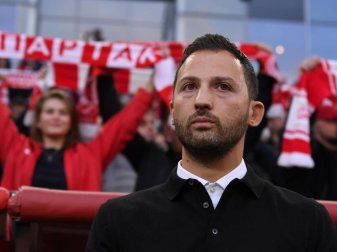 Moskaus Trainer Domenico Tedesco steht vor Fans. Foto: Alexander Vilf/Sputnik/dpa