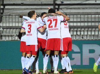 Die Hamburger Mannschaft bejubelt den Führungstreffer durch Bakery Jatta. Foto: Uli Deck/dpa
