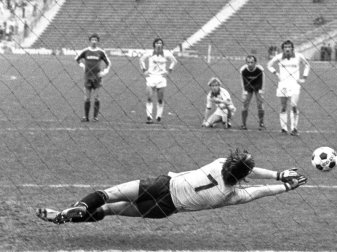 Wusste, wie man Elfmeter hält: Dieter Burdenski (vorn) hier von Franz Beckenbauer (l) beim Spiel Bayern München gegen Bayern München im Jahr 1977. Foto: Hartmut Reeh/dpa Wusste, wie man Elfmeter hält: Dieter Burdenski (vorn) hier von Franz Beckenbauer (l) beim Spiel Bayern München gegen Bayern München im Jahr 1977. Foto: Hartmut Reeh/dpa