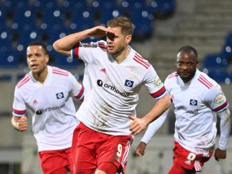 Eine Art Hamburger Lebensversicherung HSV-Torjäger Simon Terodde trifft und trifft. Foto: Uli Deck/dpa Eine Art Hamburger Lebensversicherung HSV-Torjäger Simon Terodde trifft und trifft. Foto: Uli Deck/dpa