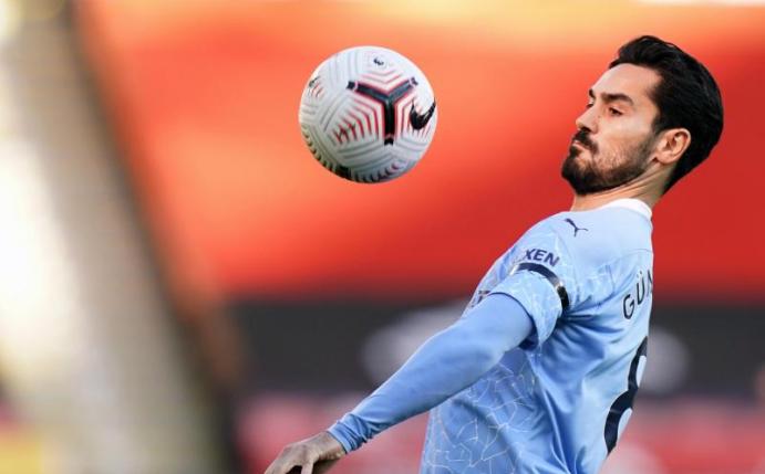 Bereitete hilfsbedürftigen Menschen eine vorweihnachtliche Freude: ManCity-Profi Ilkay Gündogan. Foto: Tim Keeton/Pool EPA/AP/dpa
