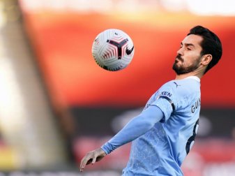 Bereitete hilfsbedürftigen Menschen eine vorweihnachtliche Freude: ManCity-Profi Ilkay Gündogan. Foto: Tim Keeton/Pool EPA/AP/dpa Bereitete hilfsbedürftigen Menschen eine vorweihnachtliche Freude: ManCity-Profi Ilkay Gündogan. Foto: Tim Keeton/Pool EPA/AP/dpa