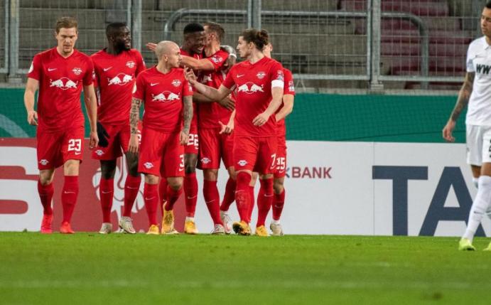 Leipzigs Spieler bejubeln die Führung. Foto: Stefan Puchner/dpa