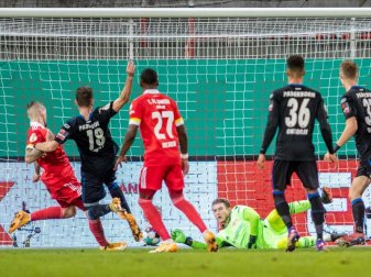 Paderborns Dennis Srbeny (2.v.l) erzielt das zwischenzeitliche 2:1. Foto: Andreas Gora/dpa Paderborns Dennis Srbeny (2.v.l) erzielt das zwischenzeitliche 2:1. Foto: Andreas Gora/dpa