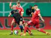 Sven Michel (l-r) vom SC Paderborn kämpft gegen Berlins Marvin Friedrich und Robert Andrich um den Ball. Foto: Andreas Gora/dpa