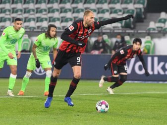 Frankfurts Bas Dost steht vor einem Wechsel zum FC Brügge. Foto: Swen Pförtner/dpa Frankfurts Bas Dost steht vor einem Wechsel zum FC Brügge. Foto: Swen Pförtner/dpa
