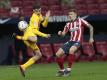 Atleticos Kieran Trippier (r) im Zweikampf mit Barcelonas Pedri. Foto: Bernat Armangue/AP/dpa