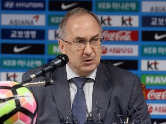 Fußballtrainer Uli Stielike gibt eine Pressekonferenz. Foto: -/YNA/dpa