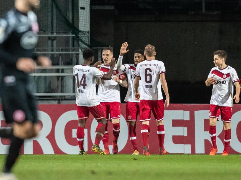 Spieler von Rot-Weiss Essen jubeln nach dem Tor zum 2:1. Foto: Marcel Kusch/dpa
