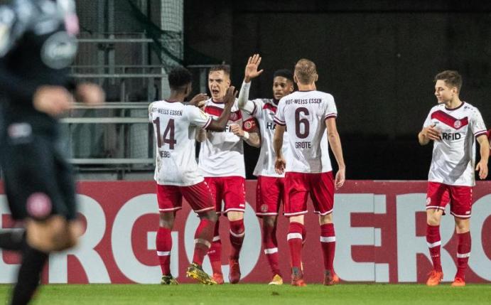 Spieler von Rot-Weiss Essen jubeln nach dem Tor zum 2:1. Foto: Marcel Kusch/dpa