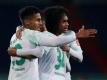 Der Bremer Theodor Gebre Selassie (l) jubelt nach seinem Treffer zur 1:0-Führung mit den Teamkollegen Tahith Chong (r) und Jean Manuel Mbom (M). Foto: Ronny Hartmann/dpa-Zentralbild/dpa