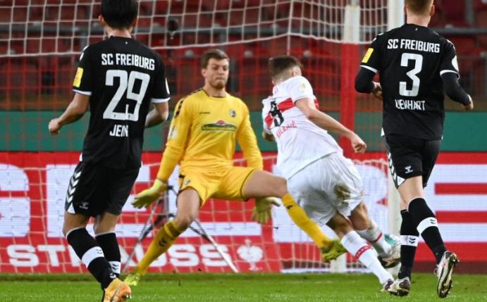 Stuttgarts Sasa Kalajdzic (2.v.r) schießt das Tor zum 1:0 - Freiburgs Wooyeong Jeong (l-r), Torwart Benjamin Uphoff und Philipp Lienhart sind machtlos. Foto: Marijan Murat/dpa