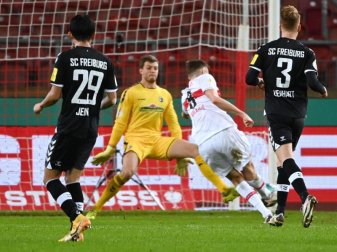 Stuttgarts Sasa Kalajdzic (2.v.r) schießt das Tor zum 1:0 - Freiburgs Wooyeong Jeong (l-r), Torwart Benjamin Uphoff und Philipp Lienhart sind machtlos. Foto: Marijan Murat/dpa Stuttgarts Sasa Kalajdzic (2.v.r) schießt das Tor zum 1:0 - Freiburgs Wooyeong Jeong (l-r), Torwart Benjamin Uphoff und Philipp Lienhart sind machtlos. Foto: Marijan Murat/dpa