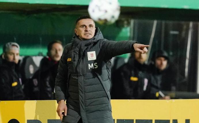 Trainer Mersad Selimbegovic gibt die Richtung vor - für Jahn Regensburg geht es ins DFB-Pokal-Achtelfinale. Foto: Uwe Anspach/dpa