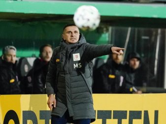 Trainer Mersad Selimbegovic gibt die Richtung vor - für Jahn Regensburg geht es ins DFB-Pokal-Achtelfinale. Foto: Uwe Anspach/dpa Trainer Mersad Selimbegovic gibt die Richtung vor - für Jahn Regensburg geht es ins DFB-Pokal-Achtelfinale. Foto: Uwe Anspach/dpa