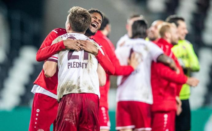 Die Spieler von Rot-Weiss Essen freuen sich nach dem Sieg. Foto: Marcel Kusch/dpa