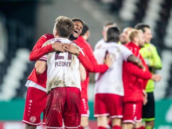 Die Spieler von Rot-Weiss Essen freuen sich nach dem Sieg. Foto: Marcel Kusch/dpa Die Spieler von Rot-Weiss Essen freuen sich nach dem Sieg. Foto: Marcel Kusch/dpa
