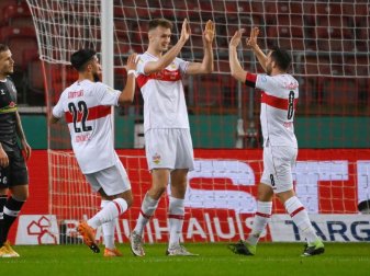 Gonzales Castro (r-l) und und Nicolas Gonzales feiern VfB-Matchwinner Sasa Kalajdzic. Foto: Marijan Murat/dpa Gonzales Castro (r-l) und und Nicolas Gonzales feiern VfB-Matchwinner Sasa Kalajdzic. Foto: Marijan Murat/dpa