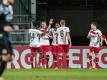 Nicht nur die RWE-Spieler feierten den Pokal-Coup von Rot-Weiss Essen gegen Fortuna Düsseldorf. Foto: Marcel Kusch/dpa