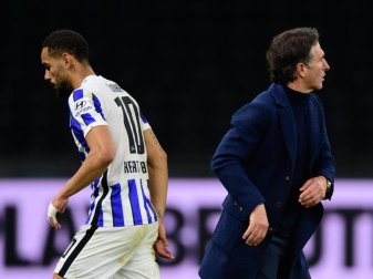 Rücken zugedreht: Matheus Cunha und Hertha-Trainer Bruno Labbadia. Foto: Soeren Stache/dpa-Zentralbild/dpa Rücken zugedreht: Matheus Cunha und Hertha-Trainer Bruno Labbadia. Foto: Soeren Stache/dpa-Zentralbild/dpa