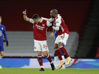 Granit Xhaka (M) feiert sein Freistoßtor zum zwischenzeitlichen 2:0. Foto: Andrew Boyers/PA Wire/dpa Granit Xhaka (M) feiert sein Freistoßtor zum zwischenzeitlichen 2:0. Foto: Andrew Boyers/PA Wire/dpa