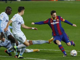 Lionel Messi (r) ist seit Jahren der Superstar des FC Barcelona. Foto: Joan Monfort/AP/dpa Lionel Messi (r) ist seit Jahren der Superstar des FC Barcelona. Foto: Joan Monfort/AP/dpa