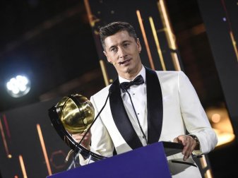 Robert Lewandowski hält seine «Globe Soccer Award»-Trophäe für den Spieler des Jahres in den Händen und hält eine Rede. Foto: Fabio Ferrari/LaPresse via ZUMA Press/dpa Robert Lewandowski hält seine «Globe Soccer Award»-Trophäe für den Spieler des Jahres in den Händen und hält eine Rede. Foto: Fabio Ferrari/LaPresse via ZUMA Press/dpa