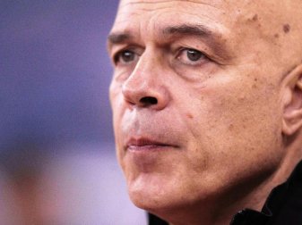 Christian Gross ist in dieser Saison bereits der vierte Chef-Trainer auf Schalke. Foto: Ahmed Yosri/EPA/dpa Christian Gross ist in dieser Saison bereits der vierte Chef-Trainer auf Schalke. Foto: Ahmed Yosri/EPA/dpa