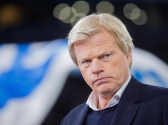 «Er bricht hier einen Rekord nach dem anderen und ist sehr zufrieden. Hansi ist hier noch nicht fertig mit der Entwicklung der Mannschaft», sagt Oliver Kahn. Foto: Rolf Vennenbernd/dpa/Archiv «Er bricht hier einen Rekord nach dem anderen und ist sehr zufrieden. Hansi ist hier noch nicht fertig mit der Entwicklung der Mannschaft», sagt Oliver Kahn. Foto: Rolf Vennenbernd/dpa/Archiv