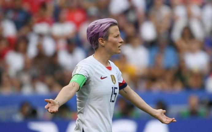 Hatte ihren eigenen Verband (USSF) im Frühjahr 2019 wegen Diskriminierung verklagt.: US-Starspielerin Megan Rapinoe. Foto: Sebastian Gollnow/dpa