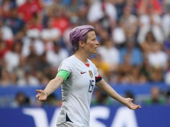 Hatte ihren eigenen Verband (USSF) im Frühjahr 2019 wegen Diskriminierung verklagt.: US-Starspielerin Megan Rapinoe. Foto: Sebastian Gollnow/dpa Hatte ihren eigenen Verband (USSF) im Frühjahr 2019 wegen Diskriminierung verklagt.: US-Starspielerin Megan Rapinoe. Foto: Sebastian Gollnow/dpa
