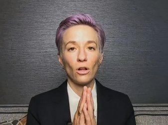 Hält die umstrittene Regel 50 des IOC, die politischen Protest verbietet, für falsch: Megan Rapinoe. Foto: Uncredited/Democratic National Convention/AP/dpa Hält die umstrittene Regel 50 des IOC, die politischen Protest verbietet, für falsch: Megan Rapinoe. Foto: Uncredited/Democratic National Convention/AP/dpa