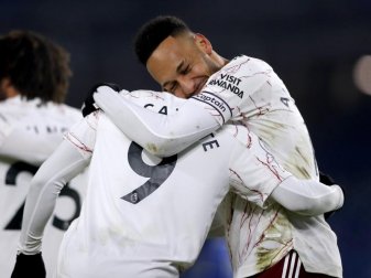 Alexandre Lacazette (M) und Pierre-Emerick Aubameyang (r) vom FC Arsenal freuen sich über das Tor zum 1:0 gegen Brighton. Foto: Frank Augstein/PA Wire/dpa Alexandre Lacazette (M) und Pierre-Emerick Aubameyang (r) vom FC Arsenal freuen sich über das Tor zum 1:0 gegen Brighton. Foto: Frank Augstein/PA Wire/dpa