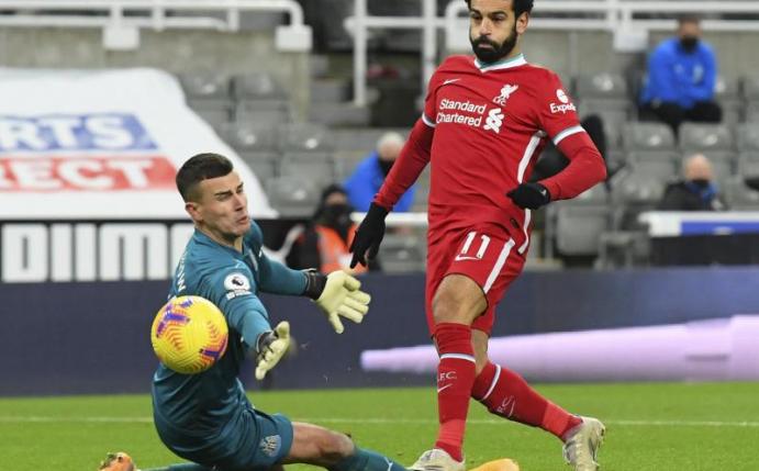 Mohamed Salah vom FC Liverpool scheitert mit einem Schuss an Newcastles Torhüter Karl Darlow. Foto: Stu Forster/Pool Getty Images/AP/dpa