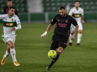 Josema (l) vom FC Elche gegen Karim Benzema von Real Madrid. Foto: Jose Breton/AP/dpa Josema (l) vom FC Elche gegen Karim Benzema von Real Madrid. Foto: Jose Breton/AP/dpa