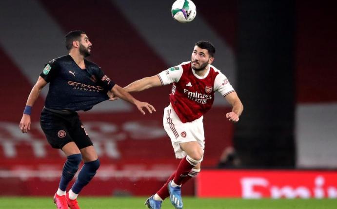 Der FC Schalke 04 will Sead Kolasinac (r) aus London zurückholen. Foto: Nick Potts/PA Wire/dpa
