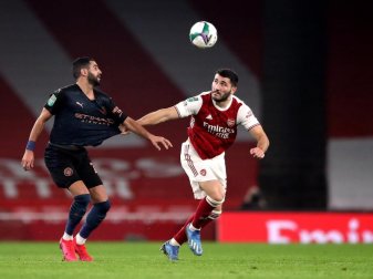 Der FC Schalke 04 will Sead Kolasinac (r) aus London zurückholen. Foto: Nick Potts/PA Wire/dpa Der FC Schalke 04 will Sead Kolasinac (r) aus London zurückholen. Foto: Nick Potts/PA Wire/dpa