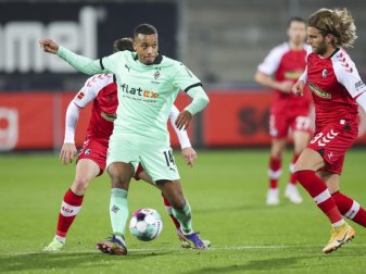 Gladbach kann wieder auf Alassane Plea (M.) setzen. Foto: Tom Weller/dpa Gladbach kann wieder auf Alassane Plea (M.) setzen. Foto: Tom Weller/dpa