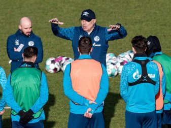 Der FC Schalke 04 erhofft sich vom neuen Trainer Christian Gross (M.) den Aufschwung. Foto: Fabian Strauch/dpa Der FC Schalke 04 erhofft sich vom neuen Trainer Christian Gross (M.) den Aufschwung. Foto: Fabian Strauch/dpa